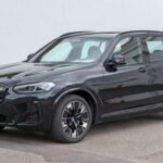 El BMW iX3 renovado continúa la ofensiva eléctrica de la marca, pero sin emoción. Los cambios exteriores son casi invisibles y el interior refuerza la obsesión de BMW por las pantallas. Dinámicamente es correcto, suave y silencioso, pero también demasiado prudente. Es un coche que evita cualquier riesgo, y en ese intento de no molestar a nadie, termina pasando desapercibido.