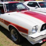 Durante los años 70, las restricciones afectaban a los muscle cars. El Cobra II, sobre la plataforma Mustang II, mantenía la estética de corredor callejero con franjas y gráficos, y el V8 302 entregaba unos 134 caballos. 0 a 60 en 9 s. Vendió decenas de miles y se convirtió en un ícono cultural.