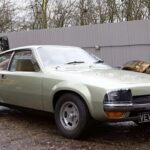 El Ford Cirrus de 1972 estaba basado en el Ford Escort RS1600, la versión deportiva del popular sedán de la marca. Sin embargo, su diseño rompía por completo con lo convencional. Fue creado a partir de un concurso de diseño organizado por el Institute of British Carriage and Automobile Manufacturers, y promovido por el Daily Telegraph. La propuesta ganadora fue de un diseñador profesional que trabajaba para Chrysler, lo que provocó que el Cirrus tuviera un aire completamente distinto al de otros modelos de Ford en esa época. Aunque mecánicamente no era una revolución, su diseño aerodinámico y su carrocería fastback lo hicieron un concepto fascinante.