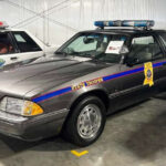 En los 80 y 90, el Mustang ya se usaba en flotas con el Paquete de Servicios Especiales, pero su diseño de dos puertas y espacio limitado lo hacía poco práctico. Hoy, la estrategia moderna asigna roles especializados: el Mustang se encarga solo de persecuciones de alta velocidad, mientras SUVs más grandes gestionan arrestos y transporte.