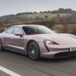 El Taycan, uno de los eléctricos más prestigiosos de Porsche, ha visto caer sus precios debido a la reciente sobreoferta de eléctricos de lujo. Con aproximadamente la mitad del precio de lanzamiento ($57.000), obtienes un sedán eléctrico que rivaliza con superdeportivos en aceleración. Asegúrate de comprobar el estado del sistema de climatización y la pantalla de infoentretenimiento antes de comprar.
