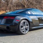 Lejos de los vehículos adaptados a normativas, este R8 fue diseñado con un único objetivo: el rendimiento físico. Gracias a frenos cerámicos y un depósito de combustible optimizado, se redujeron 60 kg de peso, otorgando agilidad y sensaciones únicas.