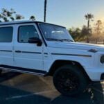 La G 580 EQ combina la robustez clásica con la tecnología eléctrica. Sus cuatro motores eléctricos permiten un control total incluso fuera de carretera, mientras que el diseño interior y los acabados mantienen el lujo característico de la marca. La experiencia de abrir y cerrar sus puertas recuerda al placer de los coches clásicos, ahora en versión moderna y sostenible.