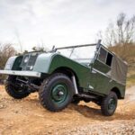 Maurice Wilks diseñó el Land Rover inspirado en un Jeep militar. Su chasis de acero, carrocería de aluminio y sistema de tracción seleccionable entre 2WD y 4WD lo hicieron práctico y duradero. Con una palanca se alternaban las relaciones altas y bajas, y un motor Rover de 1.6 litros movía los primeros modelos.