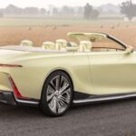 Dentro del Sollei, una pantalla de 55 pulgadas domina el tablero, ofreciendo un impacto visual que supera incluso a los modelos más lujosos de marcas alemanas y Genesis. Por primera vez, Cadillac aplica cuero bio-basado derivado de micelio de hongos, logrando una suavidad y refinamiento que trasciende la piel tradicional.

Copas de cristal para vino, un refrigerador incorporado y un kit de observación de aves personalizado completan un interior pensado para coleccionistas de naturaleza y clientes que buscan experiencias únicas.