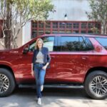 El Chevrolet Suburban, con su capacidad de hasta 9 pasajeros y un precio que comienza en $63,495, es un gigante en el mundo de los SUVs. Este vehículo destaca no solo por su espacio, sino por su impresionante capacidad de remolque de hasta 8,200 libras. Con un interior lujoso, múltiples opciones de entretenimiento y un diseño exterior que ha sido actualizado, el Suburban es ideal para familias grandes que buscan comodidad sin sacrificar potencia. Además, el modelo 2025 ofrece un sistema de infoentretenimiento más grande y nuevas características como el sistema de conducción manos libres 