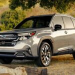 Subaru es otra marca conocida por su confiabilidad, y el Forester no es la excepción. Con tracción total de serie y un sistema de asistencia al conductor avanzado, el Subaru Forester es un SUV compacto ideal para aquellos que buscan un vehículo confiable y seguro. La versión 2025 introdujo el modelo híbrido, y en 2026, el Forester continúa evolucionando, con una nueva opción Wilderness destinada a los conductores más aventureros. Con su enfoque en la seguridad y el rendimiento en condiciones de clima extremo, el Forester es perfecto para aquellos que necesitan un coche robusto y confiable para todo tipo de condiciones.