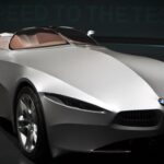 El BMW GINA Light fue un concepto que desafió todo lo que sabíamos sobre diseño automotriz. Con una estructura de tela flexible y una carrocería adaptable que podía cambiar de forma, el GINA representaba un enfoque radical para la fabricación de vehículos. Su exterior de Spandex cubierto de poliuretano no solo era estéticamente sorprendente, sino también funcional, ya que permitía que elementos como los faros y las tomas de aire aparecieran solo cuando eran necesarios. Este modelo planteó una nueva visión para los vehículos, donde la flexibilidad y la adaptabilidad podrían reemplazar las tradicionales partes metálicas rígidas, anticipando una era de autos 