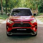 El Toyota RAV4 híbrido enchufable se ha consolidado como uno de los SUV más vendidos, y el modelo 2026 trae mejoras sustanciales. Con una batería de 22,7 kWh, su autonomía totalmente eléctrica aumenta a 96 km, lo que le otorga una mayor versatilidad para viajes urbanos y recorridos largos sin necesidad de recurrir al motor de combustión. Además, el nuevo RAV4 se siente más refinado, con una carrocería más robusta y una suspensión mejorada para una conducción más cómoda y controlable. Equipado con sistemas híbridos de nueva generación y una tecnología actualizada, el RAV4 enchufable sigue siendo una de las opciones más equilibradas para aquellos que buscan un SUV eficiente y práctico. Este modelo estará disponible desde £41,000, lo que lo convierte en una opción accesible dentro del segmento.