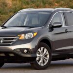 El Honda CR-V 2012 es otro SUV que ha ganado la confianza de los conductores por su fiabilidad y bajo costo de mantenimiento. Con una puntuación de 83/100 en confiabilidad y un consumo combinado de 26 MPG, este SUV sigue siendo una opción excelente incluso años después de su lanzamiento. El costo de mantenimiento es asequible, con un promedio de $407 por año. Además, su amplio espacio de carga y comodidad lo hacen ideal para familias. Con precios de segunda mano a partir de los $7,000, el CR-V 2012 es una opción sólida y asequible.
