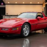 El Chevrolet Corvette C4, producido entre 1984 y 1996, es un verdadero ícono de la automoción estadounidense. Con su diseño de capó largo y su cabina baja, el Corvette C4 ofrece una experiencia de conducción única, aunque no exenta de sus peculiaridades. La dirección es algo pesada y la visibilidad no es la mejor, pero cuando el motor V8 cobra vida, todo eso deja de importar. El Corvette C4 puede ser impredecible en sus reacciones, pero la sensación de velocidad y la conexión con la carretera siguen siendo memorables. Un coche que, a pesar de sus imperfecciones, sigue siendo un verdadero placer al volante.
