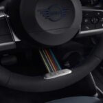 Dentro, los asientos JCW Sport, el volante y el tablero incorporan la franja característica de Paul Smith. La pantalla central de 240 mm muestra un gráfico personalizado, mientras que los umbrales de las puertas recuerdan el lema del diseñador: “Every day is a new beginning!”. Incluso se integra material reciclado de redes de pesca en la banda inferior, un guiño a la sostenibilidad.
