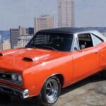 Para quienes buscaban adrenalina y rebeldía, el Valiant Super Bee se convirtió en un ícono en México. Su carrocería cuadrada y musculosa, junto con motores 225 Slant Six o el potente 318 V8, lo hacían un coche con “actitud”, perfecto para la juventud de la época con pantalones acampanados y estampados psicodélicos.