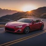 Fue promesa pura: ligero, honesto, preciso en curvas. Pero su motor sonaba débil y el mercado quería algo más rápido. Hoy, los que quedan transmiten calma, como si hubieran envejecido mejor que el ruido que los rodeó. Son coches que ya no necesitan demostrar nada.