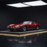 Aquí entramos en otra dimensión. El 250 GTO supera holgadamente los millones y es uno de los coches más valiosos jamás construidos. Su pedigrí en competición, su V12 y su historial en Le Mans lo convierten en leyenda absoluta. Los números de chasis son vitales y cada carrera documentada añade valor. Los multimillonarios continúan persiguiéndolo como si fuera arte renacentista sobre ruedas.