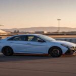 El Elantra N aporta espíritu de hot hatch por menos de 35.000. Diferencial autoblocante, puesta a punto agresiva y funciones deportivas lo hacen realmente divertido. Es duro de suspensión y gasta neumáticos, pero su relación precio–prestaciones es excelente.