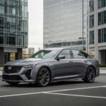 Parece que alguien recordó lo que significaba “músculo” y luego lo refinó. La dirección tiene una honestidad rara, de esas que se aprecian después. Es ruidoso pero preciso, con bordes definidos y sin caos. La velocidad aparece como un secreto que ya conocías.