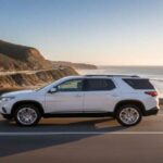 El Chevrolet Traverse ha sido un pilar constante en el mercado de los SUVs grandes. No destaca por hacer grandes alardes, pero siempre cumple con su función. Su fiabilidad es tal que, a pesar de no ser un modelo especialmente llamativo, sigue siendo un favorito de las familias. Con una capacidad de hasta ocho pasajeros y un rendimiento confiable, el Traverse se ha ganado su lugar entre los SUVs más duraderos. En 2026, aunque su visibilidad pueda ser menor que la de otros modelos, sigue siendo una opción sólida y confiable para quienes buscan practicidad y durabilidad.