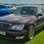 En 1989, Lexus humilló a Europa sin alzar la voz. El LS400 ofrecía un nivel de refinamiento mecánico, calidad de ensamblaje y silencio a bordo que dejó en evidencia a Mercedes y BMW. No presumía de lujo, lo demostraba con ingeniería milimétrica. Fue una revolución silenciosa que cambió para siempre el segmento premium.