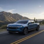 La Silverado EV trabaja de forma constante y silenciosa. Remolcar resulta extraño al principio, luego completamente natural. La cabina sigue siendo un espacio funcional para herramientas y jornada laboral. Las dudas sobre autonomía se diluyen con el uso. Es la versión eléctrica de la vida útil del camión, ahora más cara.