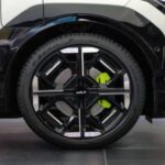 Kia evita el exceso visual. Los GT incorporan llantas exclusivas de 20 pulgadas, paragolpes revisados y emblemas propios. En el interior aparecen asientos semi-bucket, volante GT y detalles en color neón. La iluminación ambiental ligada a los modos de conducción crea una atmósfera deportiva sin caer en exageraciones.