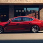 La próxima actualización parece introducir mejoras estructurales. Se habla de un rendimiento reforzado en pruebas de choque y de un ligero aumento en el peso en vacío, lo que sugiere una carrocería más rígida y segura. No es una revolución visual, pero sí una evolución técnica relevante.