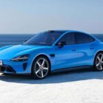 Tras polémicas en China por manillas electrónicas bloqueadas, Xiaomi introduce una fuente de energía de respaldo para las puertas traseras y suma dos airbags adicionales. Este “cerebro auxiliar” permite abrir puertas incluso si el sistema principal falla. No es solo cumplimiento normativo: es una declaración de confianza en un sector donde la electrónica lo gobierna todo.