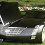 Un auténtico sueño americano sobre ruedas. Con un gigantesco motor V16 y una presencia digna de un jefe de estado, el Sixteen representaba el lujo absoluto. Su coste y complejidad técnica lo hicieron inviable, pero habría sido el Rolls-Royce estadounidense definitivo.