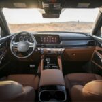 El Kia Telluride 2025 es una de las opciones más cómodas en el segmento de SUVs medianos. Con capacidad para ocho pasajeros, este SUV ofrece el mejor espacio para las piernas en la segunda fila, lo que garantiza comodidad incluso en los viajes más largos. Los asientos tipo capitán de cuero Nappa con calefacción y ventilación, disponibles en la versión SX Prestige, añaden una capa extra de confort. Además, la calidad de los acabados y la atención al detalle hacen del Telluride una opción destacada para quienes buscan una experiencia de conducción relajada y confortable durante largas distancias.