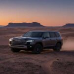 El Toyota Land Cruiser regresa como un vehículo premium para los aventureros que buscan lujo y rendimiento. Este modelo sigue siendo una leyenda en el mundo de los todoterrenos, capaz de enfrentarse a casi cualquier terreno sin esfuerzo. Su interior de lujo suaviza la dureza del exterior, brindando una experiencia de conducción más cómoda. Sin embargo, su gran capacidad de remolque y su excepcional habilidad todoterreno se ven empañadas por un consumo de combustible elevado, lo que puede generar dudas sobre su eficiencia en viajes largos. Aun así, el Land Cruiser mantiene su estatus como un vehículo icónico y altamente capaz.