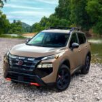 El Nissan Rogue se destaca por su eficiencia de combustible, alcanzando más de 30 mpg, lo que lo convierte en uno de los más económicos en su clase. Su motor turboalimentado de 1.5 litros entrega 201 caballos de fuerza, pero la experiencia de conducción deja que desear debido a una transmisión CVT que no responde con la agilidad que muchos esperan. Además, el sistema de infoentretenimiento se queda corto, sin opciones esenciales como Apple CarPlay o Android Auto en las versiones más básicas. A pesar de estas deficiencias, el Rogue sigue siendo una opción sólida por su relación calidad-precio.