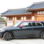 Esta reducción en la sensación de velocidad no es una ilusión, sino fruto directo de su ingeniería. Frente al Cooper estándar, el JCW incorpora refuerzos adicionales bajo la carrocería, haciendo que el chasis funcione como una estructura rígida y unificada. En marcha, el coche se siente plantado, con mínimo balanceo y un agarre sólido que reduce la fatiga del conductor.