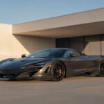 Mansory convierte al 750S en una máquina feroz. La propiedad se vuelve casi exclusiva de circuito. El V8 grita placer. El confort desaparece rápido. La velocidad se adueña de cada instante.