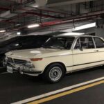 Antes de ser sinónimo de lujo, BMW definió el concepto de berlina deportiva con el 2002. Pesaba poco más de 900 kilos y se sentía ágil como pocos coches de su época.
No era potente, pero no lo necesitaba. Dirección comunicativa, cambios precisos y una conexión pura con la carretera. Era para quien amaba conducir, no para quien buscaba aparentar.