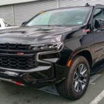 El Suburban es un ejemplo de construcción robusta. Motores probados, transmisiones sencillas y una arquitectura de camión que ha demostrado su resistencia durante generaciones.
Por algo es habitual ver unidades con cientos de miles de kilómetros aún en servicio.