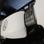 Impulsado por feedback real, Volkswagen devuelve la sencillez: acciones básicas como subir el volumen ya no exigen navegar por menús. El entorno se siente intuitivo, directo y centrado en el conductor.