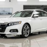 El Honda Accord mantiene su confort y fluidez, pero las funciones eliminadas suavizan la experiencia de propiedad de manera sutil. Al conducirlo, se percibe la falta de ciertos detalles que antes hacían el manejo más completo y satisfactorio, generando una sensación de nostalgia ligera.