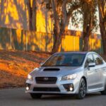 Fiel a su herencia rally, el WRX monta asientos con refuerzos laterales muy marcados. Funcionan en conducción agresiva, pero resultan estrechos y duros en el día a día. En tráfico urbano o viajes largos pueden volverse incómodos rápidamente.