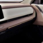 El habitáculo también ha evolucionado de forma notable. El nuevo puesto de conducción digital se articula en torno a una pantalla panorámica que prioriza la claridad y la usabilidad frente al exceso de efectos visuales. Gracias al aumento de la batalla, las plazas traseras ofrecen ahora un espacio real para adultos, solucionando una de las principales críticas del modelo anterior en viajes largos.