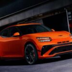 El GV60 Magma marca la llegada de Genesis al segmento de alto rendimiento. Con hasta 650 hp con overboost, acelera de 0 a 60 mph en solo 3.4 segundos y alcanza 265 km/h. Es la prueba de que los eléctricos pueden ofrecer velocidad y refinamiento simultáneamente.