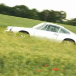 El 911, con motor trasero, mantiene la esencia de su versión original. En Le Mans, su equilibrio y confiabilidad demostraron que un diseño clásico podía rendir a niveles profesionales durante 24 horas.