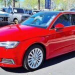 Sedanes como Mercedes A-Class o Audi A3 prometen lujo accesible, pero materiales y refinamiento interior a menudo decepcionan. Su rendimiento es suficiente, pero quienes buscan sensación de superdeportivo o gran confort podrían encontrar mejores alternativas en el mercado.