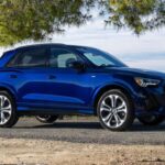 El Audi Q3, aunque más conocido como un SUV compacto, se destaca por su espacio de carga de 23.7 pies cúbicos. A pesar de ser uno de los modelos más antiguos de su segmento, el Q3 sigue siendo una opción atractiva por su diseño elegante y la calidad de sus materiales. Su motor turboalimentado de 2.0 litros y 228 caballos de fuerza ofrece un rendimiento adecuado, mientras que su maletero de buen tamaño es perfecto para quienes necesitan más espacio sin querer un SUV de tamaño completo. La capacidad de carga es un punto fuerte, especialmente para un vehículo de su tamaño.