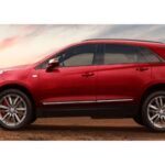 El Cadillac XT5, un SUV de lujo compacto, también será retirado como parte de la estrategia de General Motors para enfocarse en vehículos eléctricos. La marca está buscando simplificar su gama y hacer espacio para nuevos modelos eléctricos, respondiendo a la creciente demanda de vehículos de cero emisiones en el mercado estadounidense. A medida que GM apuesta por el futuro eléctrico, el XT5, aunque un modelo popular en su categoría, dirá adiós en 2026, dejando paso a opciones más tecnológicas y ecológicas.
