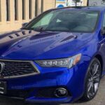 El Acura TLX es una opción más compacta en el segmento de sedanes medianos de lujo. Aunque sus dimensiones son más pequeñas que las de muchos de sus competidores, este modelo destaca por ofrecer una impresionante cantidad de características estándar y una excelente economía de combustible. La conducción es ágil y el interior tiene un diseño moderno y bien equipado. Con su precio competitivo, el Acura TLX se presenta como una opción interesante para aquellos que buscan un sedán de lujo eficiente, aunque algunos usuarios puedan sentir que le falta algo de espacio en comparación con sus competidores directos.