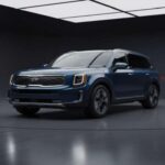 El Kia Telluride es uno de esos SUVs que impone espacio sin ser excesivo. Con un interior amplio y bien distribuido, ofrece una sensación de lujo sin resultar distante. La calidad de los acabados y la comodidad de sus asientos hacen de este SUV una opción muy atractiva para familias que buscan espacio y comodidad, sin sacrificar el estilo ni la funcionalidad. Aunque puede parecer demasiado grande para algunos días, su capacidad y presencia en la carretera lo convierten en un vehículo premium que se adapta perfectamente a las necesidades diarias.