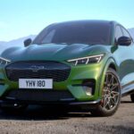 El Ford Mustang Mach-E, uno de los vehículos eléctricos más esperados, incluía un sistema de asistencia de estacionamiento automático, que permitía a los conductores aparcar sin tener que mover un dedo. Sin embargo, Ford ha decidido discontinuar esta característica debido a la falta de uso generalizado y las preocupaciones sobre su coste y complejidad. Los nuevos modelos del Mach-E ofrecerán sensores y cámaras, pero el control manual regresará para los conductores que dependían de esta ayuda tecnológica. Este cambio afectará a los conductores que confiaban en esta tecnología para evitar los típicos problemas de aparcamiento en espacios reducidos.