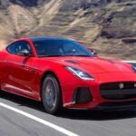 El Jaguar F-Type ha sido aclamado por su diseño sensual y su emocionante rendimiento desde su lanzamiento en 2013. Sin embargo, a diferencia de algunos competidores, Jaguar introdujo el F-Type con una sólida base de seguridad, lo que le permitió mantenerse competitivo en un mercado cada vez más exigente. Con características como la dinámica adaptativa, control de tracción avanzado y asistente de mantenimiento de carril, el F-Type no solo es rápido, sino también seguro. Incluso la versión convertible viene con protección antivuelco, lo que garantiza que la emoción de conducir al aire libre no comprometa la seguridad. Su 0-60 mph en 3,5 segundos lo convierte en un deportivo rápido y funcional para aquellos que buscan lo mejor de ambos mundos.