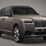 El SUV más aristocrático del planeta monta un V12 biturbo de 6.8 litros. Con más de seis toneladas de peso, el Cullinan apenas alcanza 12 mpg en ciudad. Su consumo refleja su filosofía: poder y refinamiento sin concesiones. La EPA estima un sobrecoste de 13.000 dólares en combustible frente a un coche promedio en cinco años.