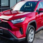 El Toyota RAV4 es uno de los SUV más populares debido a su equilibrio entre espacio interior y capacidad de almacenamiento. Su conducción cómoda y tranquila, junto con controles fáciles de usar, lo convierten en un SUV que se adapta a las necesidades diarias. Los modelos 2021 y anteriores tienen una calificación de fiabilidad de 4.5/5 en RepairPal y una calificación de seguridad de 5/5 de la NHTSA, lo que lo convierte en una excelente opción para quienes buscan un SUV con alto kilometraje que aún brinde seguridad y fiabilidad.